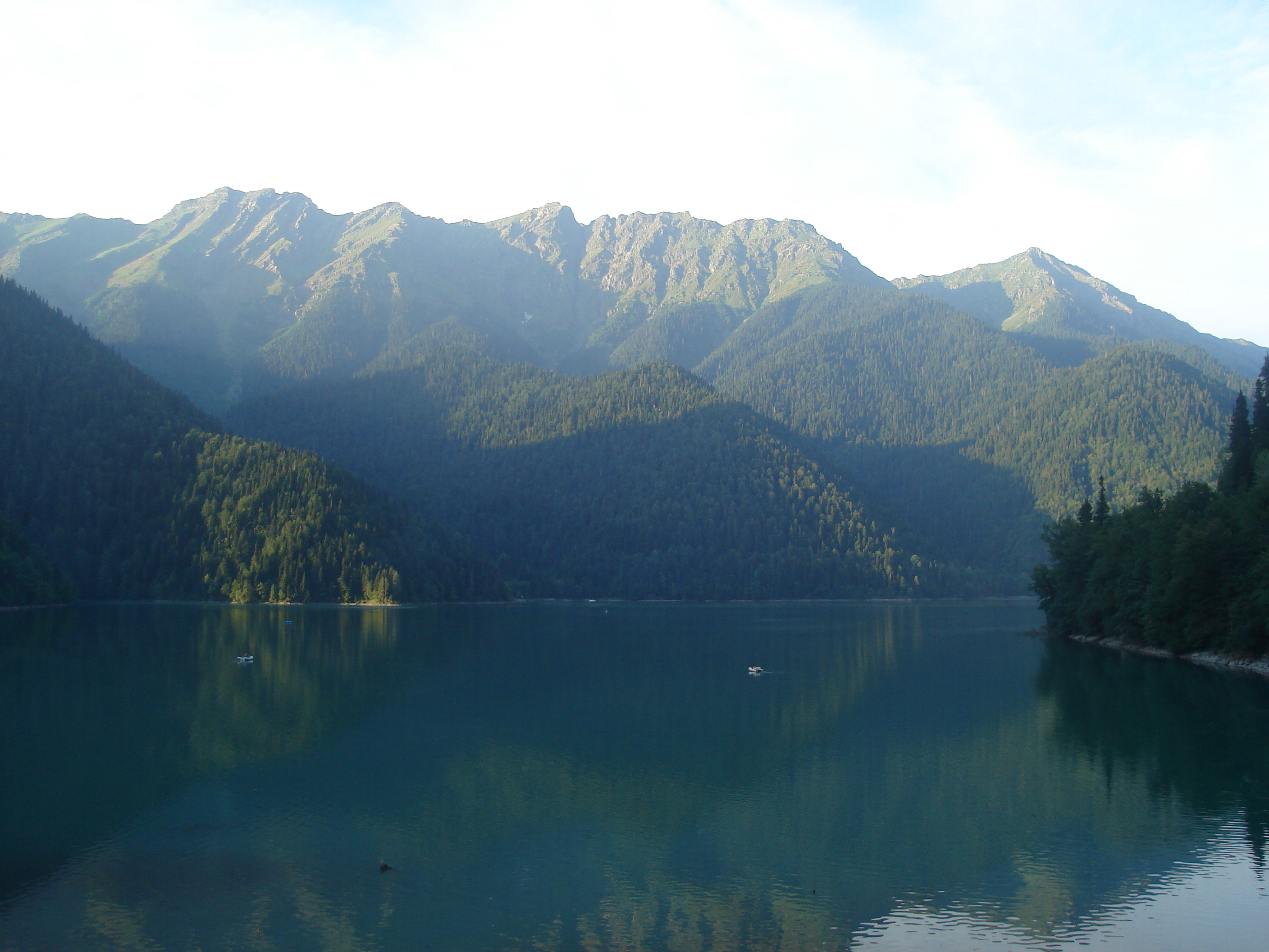 Озеро рица высота. Озеро Рица Абхазия. Гагры озеро Рица. Горы Абхазии Рица. Кавказ озеро Рица.